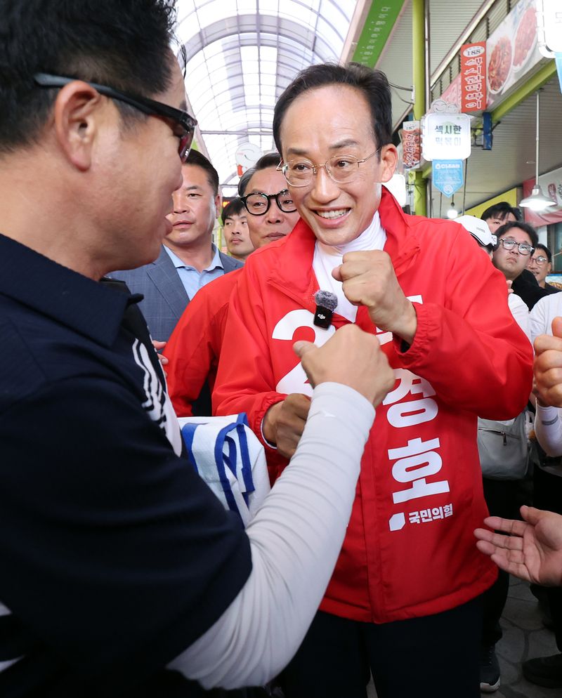 추경호 국민의힘 대구시장 후보가 30일 오후 대구 달서구 서남시장을 찾아 시민들과 인사하고 있다. 2026.5.30 ⓒ 뉴스1 공정식 기자