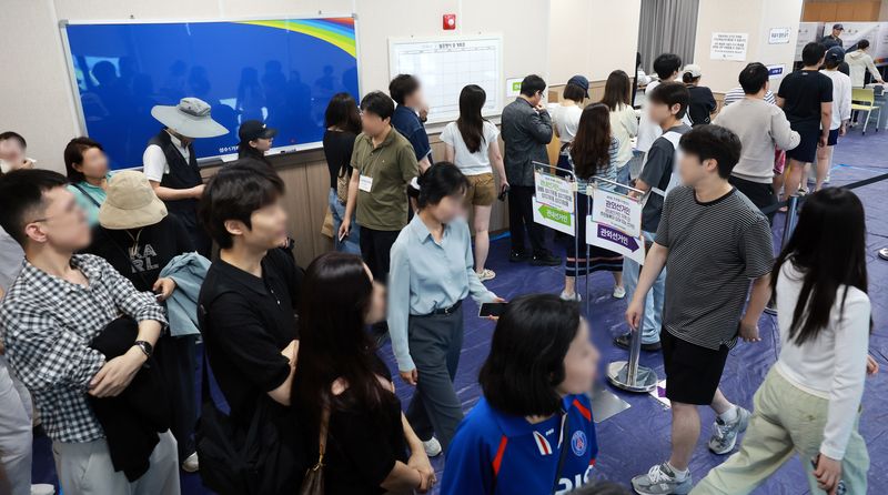 전국동시지방선거 사전투표 마지막 날인 30일 서울 성동구 공공복합청사에 마련된 사전투표소가 유권자들로 붐비고 있다. 2026.5.30 ⓒ 뉴스1 이호윤 기자