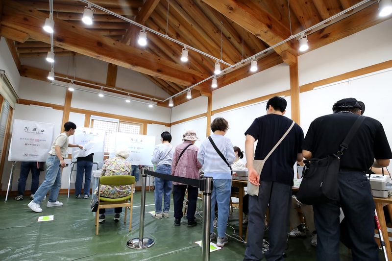 제9회 전국동시지방선거 사전투표 둘째 날인 30일 대구 중구 복합문화공간 하누리어울림센터에 마련된 남산2동 사전투표소에서 유권자들이 투표하고 있다. 2026.5.30 ⓒ 뉴스1 공정식 기자