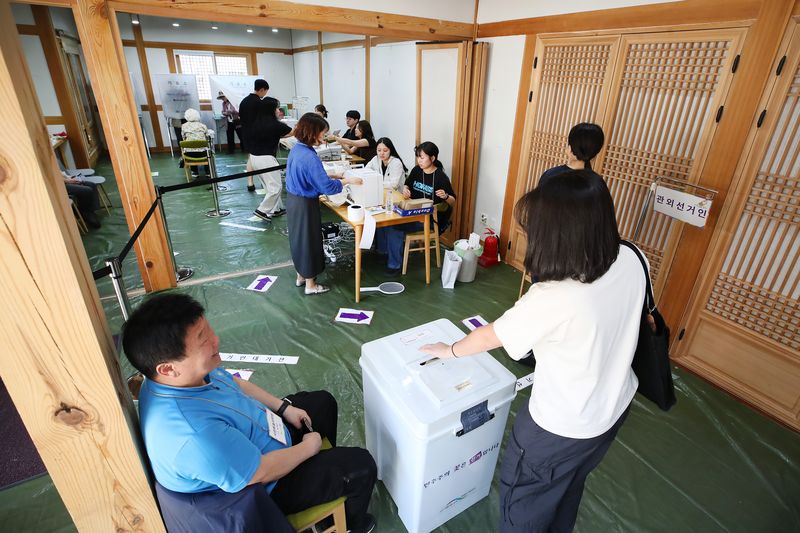 제9회 전국동시지방선거 사전투표 둘째 날인 30일 대구 중구 복합문화공간 하누리어울림센터에 마련된 남산2동 사전투표소에서 유권자들이 투표하고 있다. 2026.5.30 ⓒ 뉴스1 공정식 기자