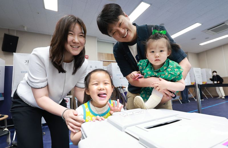 전국동시지방선거 사전투표 마지막 날인 30일 서울 성동구 공공복합청사에 마련된 사전투표소를 찾은 한 가족이 투표를 마치고 환한 미소를 보이고 있다. 2026.5.30 ⓒ 뉴스1 이호윤 기자