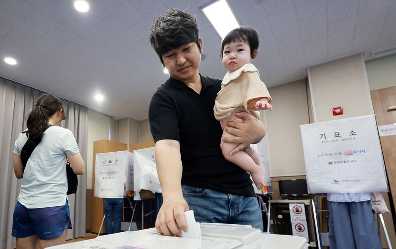 전국동시지방선거 사전투표 마지막 날인 30일 서울 성동구 공공복합청사에 마련된 사전투표소를 찾은 부녀가 투표를 하고 있다. 2026.5.30 ⓒ 뉴스1 이호윤 기자