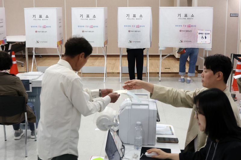 제9회 전국동시지방선거 사전투표 둘째 날인 30일 서울 영등포구 신길4동주민센터에 마련된 사전투표소에서 유권자가 투표용지를 받고 있다. 2026.5.30 ⓒ 뉴스1 김진환 기자