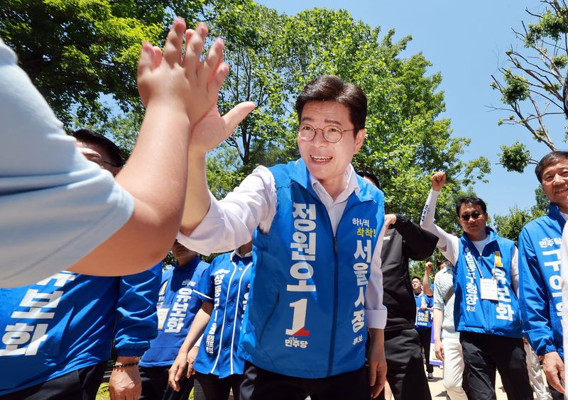 정원오 더불어민주당 서울시장 후보가 30일 서울 성동구 서울숲을 찾아 아이들과 손을 맞대고 있다. 2026.5.30 ⓒ 뉴스1 이호윤 기자