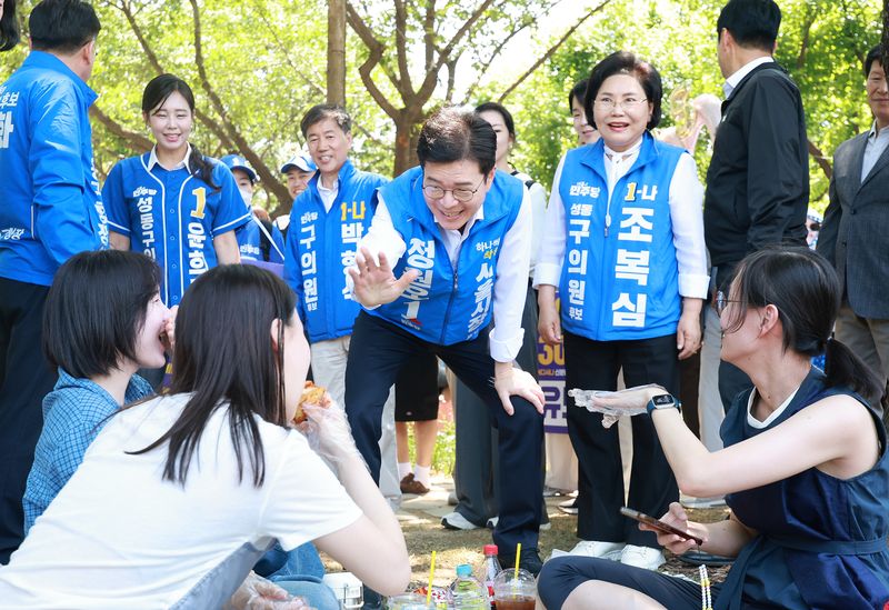 정원오 더불어민주당 서울시장 후보가 30일 서울 성동구 서울숲을 찾아 시민들과 인사를 나누고 있다. 2026.5.30 ⓒ 뉴스1 이호윤 기자