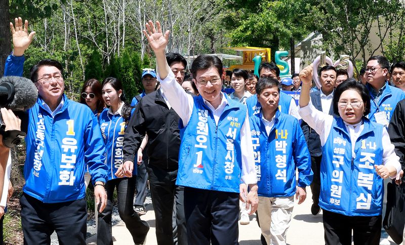 정원오 더불어민주당 서울시장 후보가 30일 서울 성동구 서울숲을 찾아 시민들에게 손을 흔들고 있다. 2026.5.30 ⓒ 뉴스1 이호윤 기자