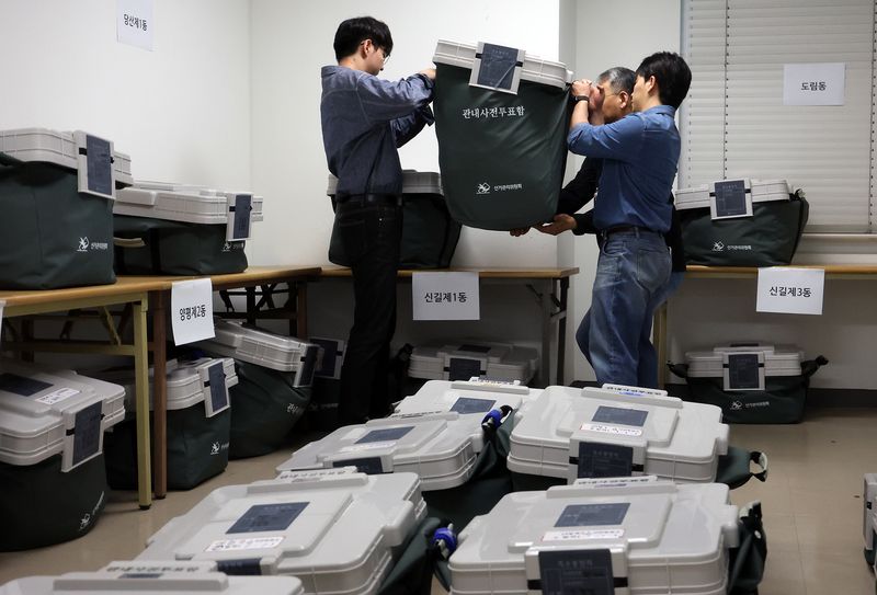 30일 서울 영등포구선거관리위원회에서 사전투표 참관인과 사무원이 6.3지방선거 관내사전투표함을 보관 장소로 옮기고 있다. 뉴스1