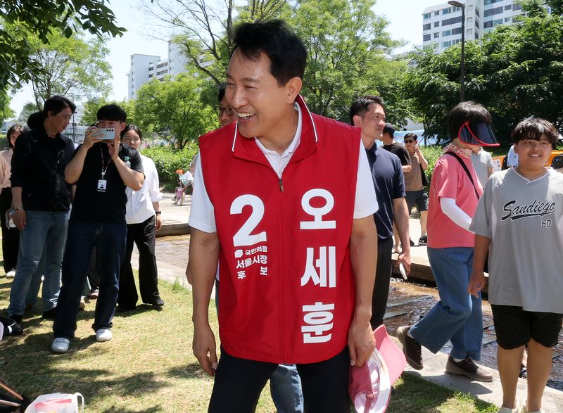 오세훈 국민의힘 서울시장 후보가 30일 오후 서울 영등포구 여의도 한강공원을 찾아 시민들과 인사를 나누고 있다. 2026.5.30 ⓒ 뉴스1 김진환 기자