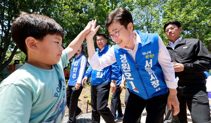 정원오 더불어민주당 서울시장 후보가 30일 서울 성동구 서울숲을 찾아 아이들과 손을 맞대고 있다. 2026.5.30 ⓒ 뉴스1 이호윤 기자