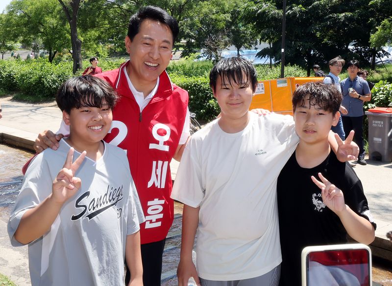 오세훈 국민의힘 서울시장 후보가 30일 오후 서울 영등포구 여의도 한강공원을 찾아 아이들과 기념 사진을 찍고 있다. 2026.5.30 ⓒ 뉴스1 김진환 기자