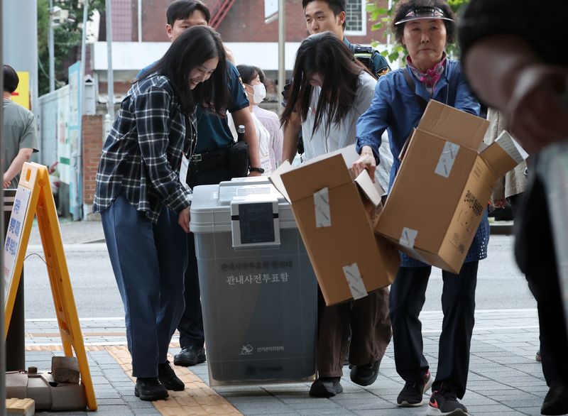 [서울=뉴시스] 이영환 기자 = 사전투표 관계자들이 제9회 전국동시지방선거 사전투표가 종료된 30일 오후 서울 영등포구선거관리위원회 사전투표함 보관장소로 투표함을 옮기고 있다. 2026.05.30. 20hwan@newsis.com