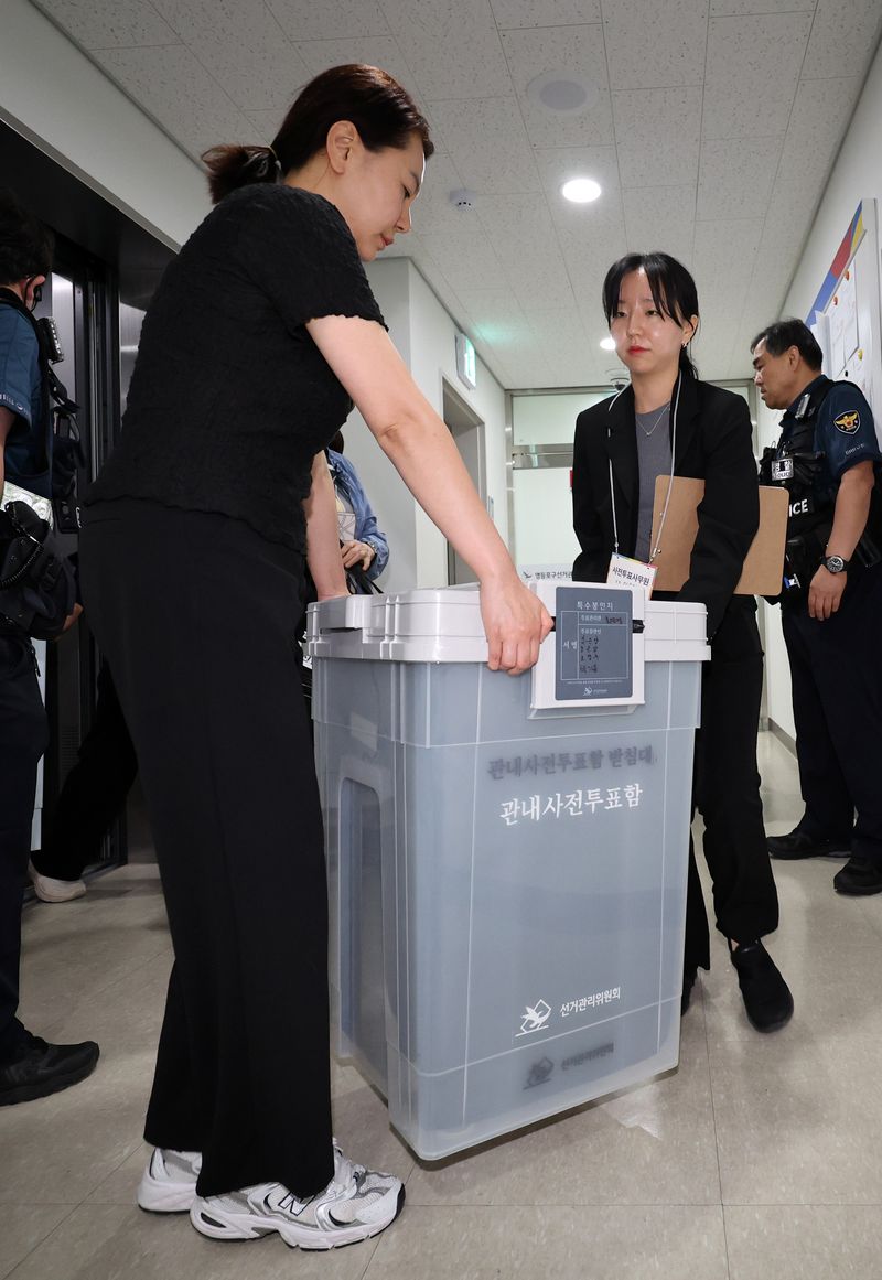 [서울=뉴시스] 이영환 기자 = 사전투표 관계자들이 제9회 전국동시지방선거 사전투표가 종료된 30일 오후 서울 영등포구선거관리위원회 사전투표함 보관장소로 투표함을 옮기고 있다. 2026.05.30. 20hwan@newsis.com