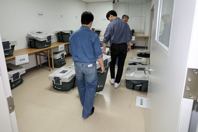 [서울=뉴시스] 이영환 기자 = 제9회 전국동시지방선거 사전투표가 종료된 30일 오후 서울 영등포구선거관리위원회 사전투표함 보관장소에 투표함이 보관되고 있다. 2026.05.30. 20hwan@newsis.com