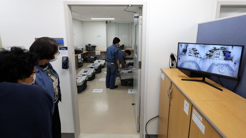 [서울=뉴시스] 이영환 기자 = 제9회 전국동시지방선거 사전투표가 종료된 30일 오후 서울 영등포구선거관리위원회 사전투표함 보관장소에 투표함이 보관되고 있다. 2026.05.30. 20hwan@newsis.com