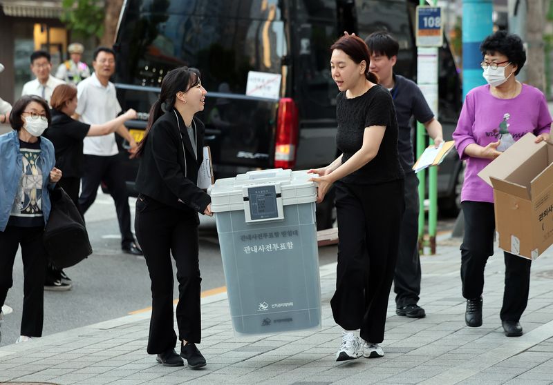 30일 서울 영등포선거관리위원회에서 사전투표 참관인과 사무원이 6.3지방선거 관내사전투표함을 인계하고 있다. 2026.5.30 ⓒ 뉴스1 김진환 기자