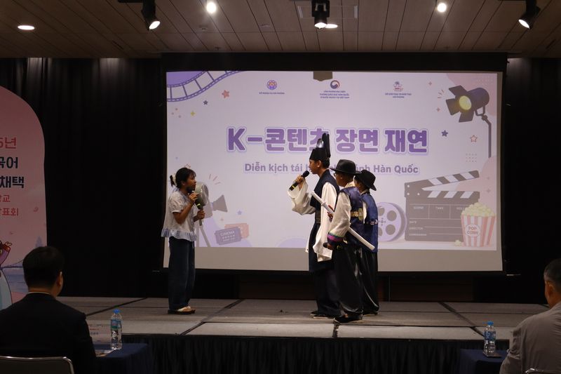 지난 29일 베트남 하이퐁시에서 개최된 '하이퐁시 제1외국어 채택 초·중학교 한국어 발표회'에서 중학교 6·7학년 학생들이 드라마 '옥탑방 왕세자'의 한 장면을 재연하고 있다. 사진=김준석 특파원