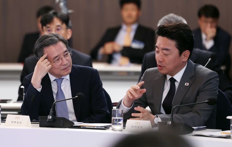 강훈식 비서실장과 김용범 정책실장이 13일 호텔현대 바이 라한 울산에서 열린 K-조선 미래비전 간담회에서 대화하고 있다. 2026.5.13 ⓒ 뉴스1 이재명 기자