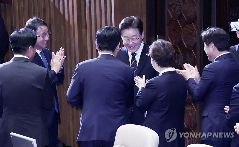 민주당 지도부와 인사하는 이재명 대통령 (출처=연합뉴스)