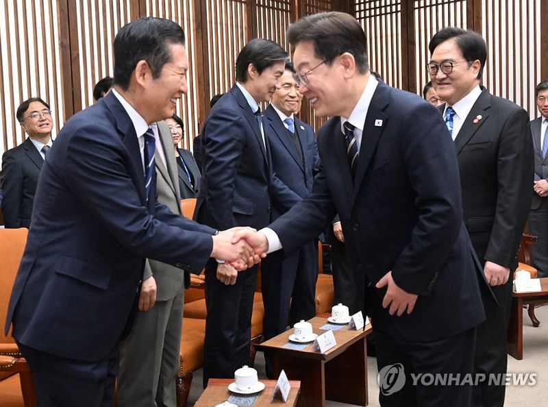 이재명 대통령, 정청래 대표와 인사 (출처=연합뉴스)