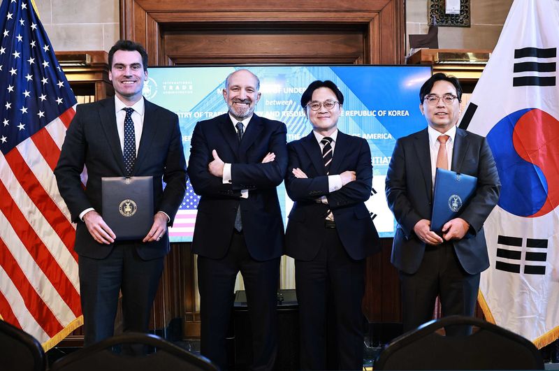 김정관 산업통상부 장관, 하워드 러트닉 미국 상무부 장관이 8일(현지시간) 미국 워싱턴 D.C. 상무부에서 열린 한-미 조선 파트너십 이니셔티브 양해각서(MOU) 체결식에 참석해 기념촬영을 하고 있다. 왼쪽부터 월리엄 키밋 상무부 국제무역담당 차관, 러트닉 장관, 김 장관, 박정성 산업통상부 통상차관보. (산업통상부 제공. 재판매 및 DB 금지) 2026.5.9 ⓒ 뉴스1