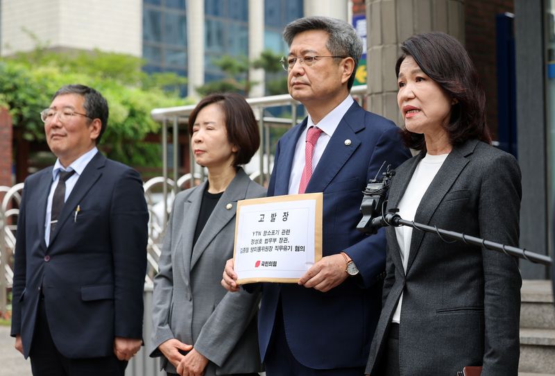 이진숙 전 방통위원장이 27일 오전 서울 영등포경찰서 민원실 앞에서 'YTN 항소포기' 관련 정성호 법무부 장관‧김종철 방송미디어통신위원장 직무유기 혐의 고발 기자회견을 하고 있다. 오른쪽부터 이진숙 전 방통위원장, 김장겸 의원, 최수진 의원. 2026.5.27 ⓒ 뉴스1 박지혜 기자