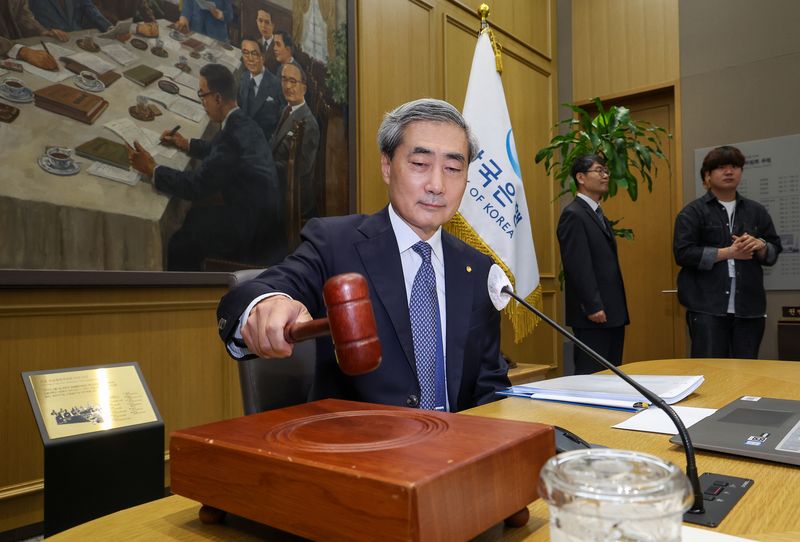 신현송 한국은행 총재가 28일 오전 서울 중구 한국은행에서 열린 금융통화위원회 본회의에 참석해 의사봉을 두드리고 있다. 2026.5.28 ⓒ 뉴스1 사진공동취재단