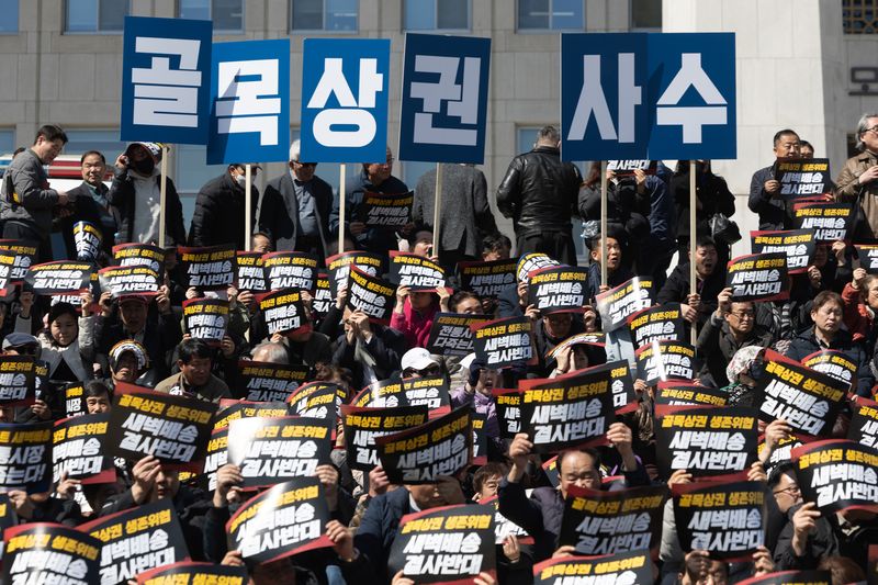 서울 여의도 국회 본청 앞 계단에서 열린 대형마트 온라인 새벽배송 추진 반대 집회에서 참가자들이 대형마트 새벽배송 추진 철회를 촉구하고 있다. 2026.3.19 ⓒ 뉴스1 이승배 기자