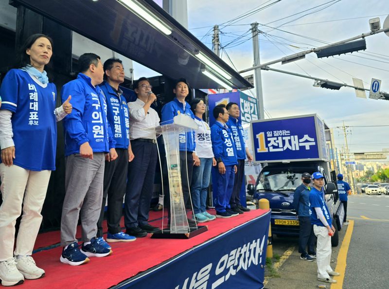전재수 민주당 부산시장 후보와 서태경 사상구청장 후보, 사상구에 출마한 시·구의원 후보들이 30일 부산 사상구 학장교차로에서 공동유세를 하고 있다.2026.5.30 ⓒ 뉴스1 이주현 기자