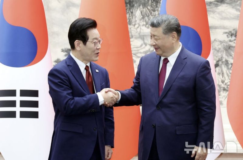 [베이징=뉴시스] 최동준 기자 = 이재명 대통령과 시진핑 중국 국가주석이 5일(현지 시간) 중국 베이징 인민대회당에서 열린 한중 MOU 체결식에서 악수하고 있다. 2026.01.05. photocdj@newsis.com *재판매 및 DB 금지
