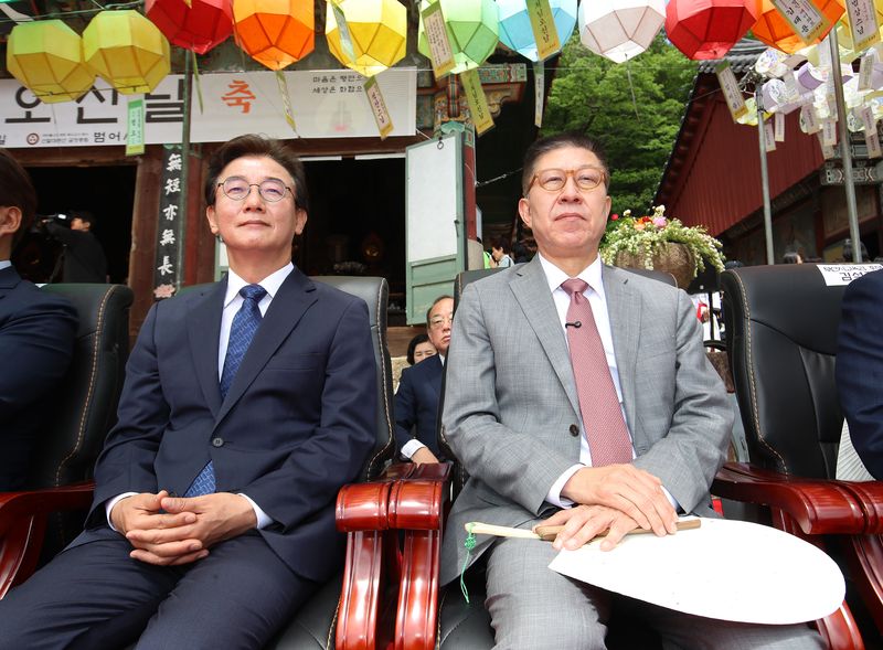 전재수 더불어민주당 부산시장 후보와 박형준 국민의힘 부산시장 후보가 불기 2570년 부처님오신날인 지난 24일 부산 금정구 범어사에서 열린 봉축법요식에 참석해 있다. 2026.5.24 ⓒ 뉴스1 윤일지 기자