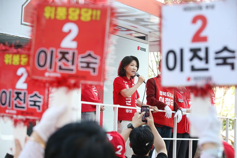 대구 달성군 국회의원 보궐선거에 출마한 이진숙 국민의힘 후보가 30일 오후 대구 달성군 다사읍 도시철도 2호선 대실역 만남의 광장에서 지지를 호소하고 있다. 2026.5.30 ⓒ 뉴스1 공정식 기자