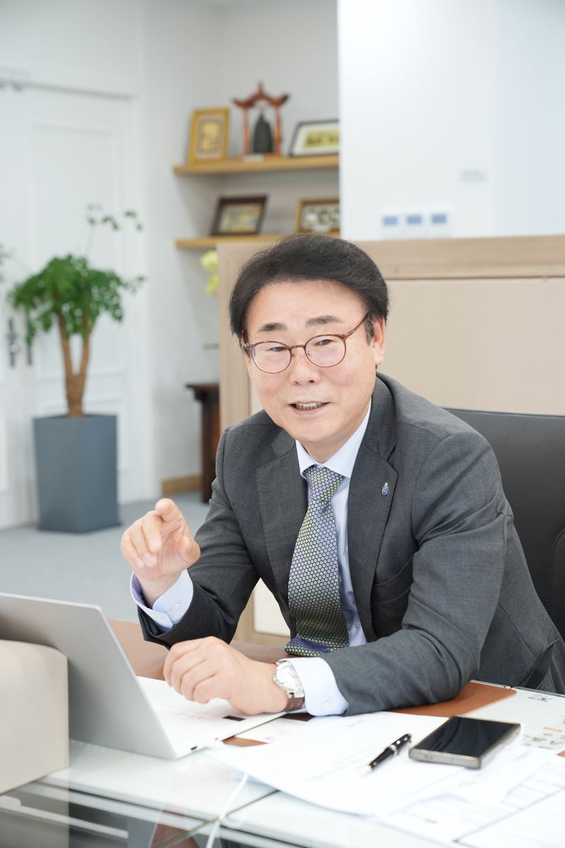 양덕순 제주대학교 총장이 집무실에서 인터뷰를 하고 있다. 양 총장은 “제주대가 학령인구 감소와 지역소멸, AI 대전환의 파고를 넘어 제주에서 세계로 가는 대학으로 도약해야 한다”고 말했다. /사진=제주대학교 제공