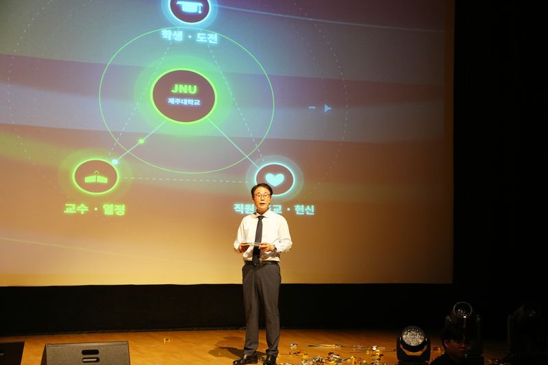 양덕순 제주대학교 총장이 26일 제주대 아라뮤즈홀에서 열린 개교 74주년 기념식 및 비전선포식에서 ‘다함께 준비하는 JNU 100년, 제주로·미래로’ 비전을 설명하고 있다. 제주대는 교육·연구·재정·글로벌 네트워크 혁신을 통해 거점국립대학의 역할을 강화할 계획이다. /사진=제주대학교 제공