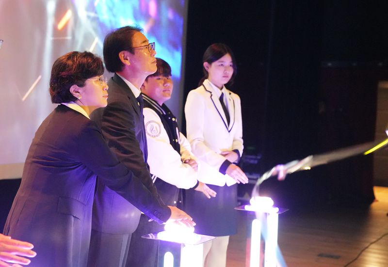 양덕순 제주대학교 총장이 26일 개교 74주년 기념식 및 비전선포식에서 참석자들과 함께 대학 비전을 공개하고 있다. 제주대는 ‘다함께, 제대로, 새롭게’를 실천 가치로 내걸고 학내 협치와 지역사회 협력을 확대한다. /사진=제주대학교 제공