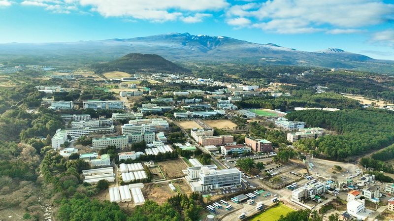 한라산을 배경으로 한 제주대학교 전경. 제주대는 글로벌 섬 네트워크와 런케이션 기반 국제교류 프로그램을 통해 제주의 입지와 자연환경을 고등교육 경쟁력으로 연결한다는 구상이다. /사진=제주대학교 제공