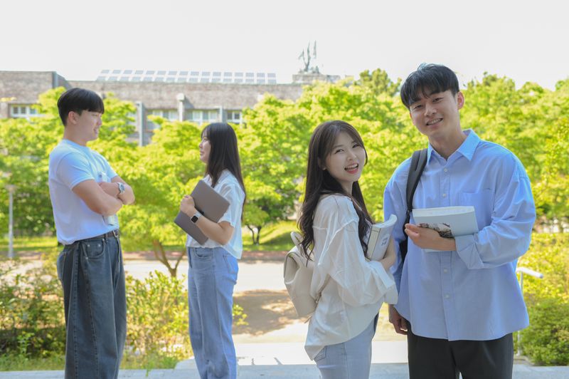 제주대학교 학생들이 캠퍼스에서 이야기를 나누고 있다. 제주대는 청년정착장학금과 산학협력벨트를 통해 제주에서 배우고 연구하며 일하는 지역 인재 선순환 구조를 만들 계획이다. /사진=제주대학교 제공