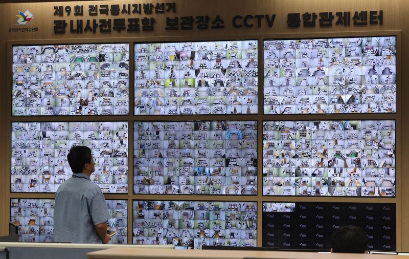 [과천=뉴시스] 권창회 기자 = 31일 경기 과천 중앙선거관리위원회에 6.3지방선거 사전투표 관내사전투표함 보관장소 CCTV 통합관제센터가 운영되고 있다. 2026.05.31. kch0523@newsis.com