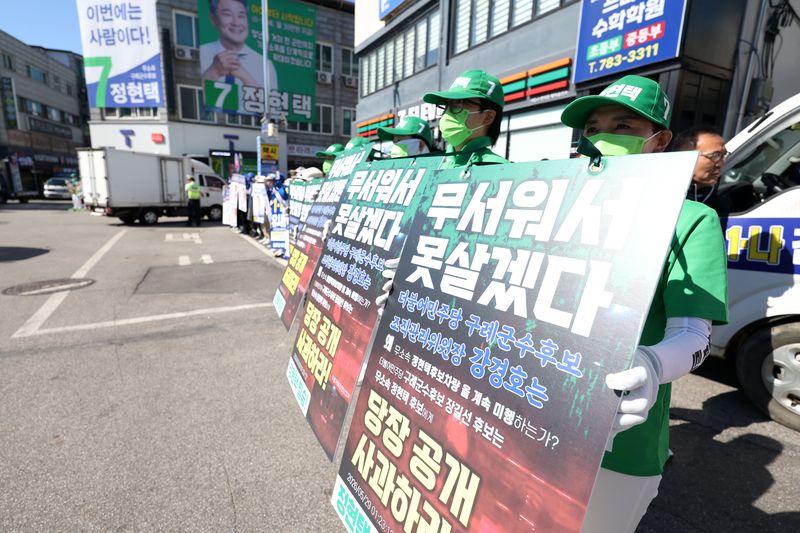 31일 오전 전남 구례경찰서 앞 교차로에서 정현택 무소속 후보 측이 선거 운동을 하고 있다. ⓒ 뉴스1 이승현 기자