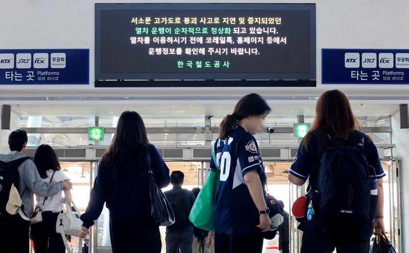 서소문 고가차도 붕괴 사고의 여파로 차질을 빚었던 KTX 열차와 경의선 열차 운행이 재개된 30일 서울역 전광판에 열차 운행 정상화 안내문이 나오고 있다. 2026.5.30 ⓒ 뉴스1 이호윤 기자