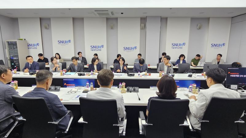 [서울=뉴시스]강진아 기자=정경실 보건복지부 보건의료정책실장과 서울대병원 등 현장 의료진 및 전문가들이 지난 29일 서울 종로구 서울대병원에서 '환자 의뢰·회송 AX'에 대한 정책간담회가 진행했다. 2026.05.31. akang@newsis.com *재판매 및 DB 금지