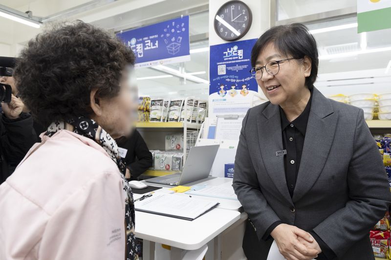 [서울=뉴시스]정은경 보건복지부 장관이 21일 오후 경기 광명 그냥드림 코너를 방문해 운영현황을 점검했다. (사진=보건복지부 제공) 2026.04.21. photo@newsis.com *재판매 및 DB 금지
