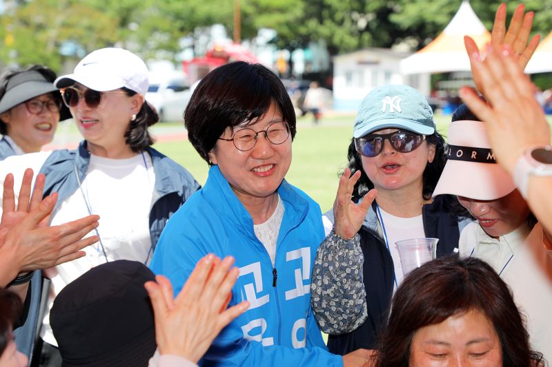 제9회 전국동시지방선거 제주특별자치도교육감 선거에 출마한 고의숙 후보가 선거일 전 마지막 주말인 31일 오전 제주 서귀포시 남원읍 효돈초등학교에서 선거운동을 하고 있다. 2026.5.31 ⓒ 뉴스1 오미란 기자
