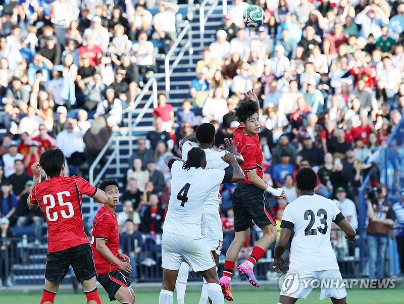 공중볼 경합 벌이는 이기혁 (출처=연합뉴스)