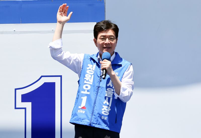 정원오 더불어민주당 서울시장 후보가 31일 오전 서울 구로구 고척스카이돔 앞에서 열린 유세 현장에서 지지를 호소하고 있다. 뉴스1