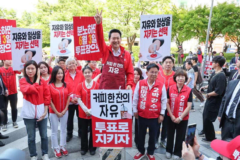 장동혁 국민의힘 대표가 31일 서울 마포구 홍대입구역을 찾아 대국민 투표 참여를 호소하고 있다. 뉴스1