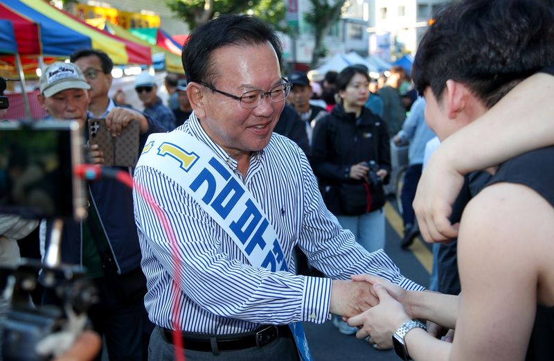 [대구=뉴시스] 이무열 기자 = 김부겸 더불어민주당 대구시장 후보가 31일 오전 대구 중구 달성공원 새벽시장을 찾아 시민들에게 지지를 호소하고 있다. 2026.05.31. lmy@newsis.com