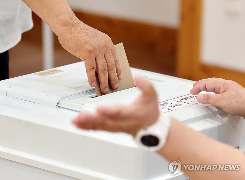 사전투표하는 유권자. 사진은 기사 본문과 무관함./사진=연합뉴스