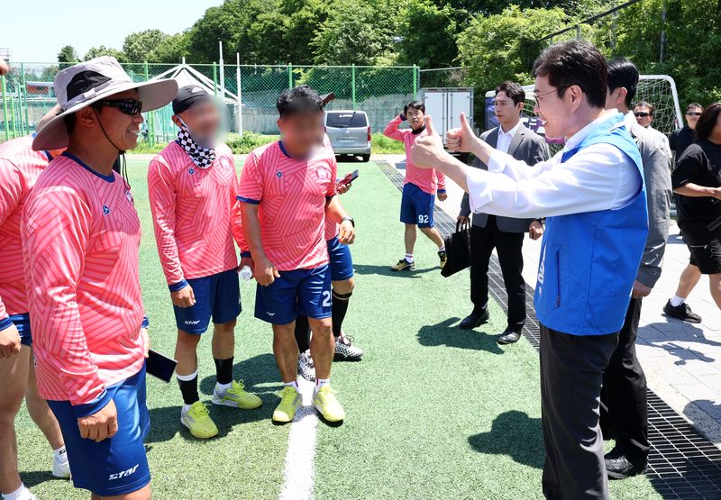 정원오 더불어민주당 서울시장 후보가 31일 서울특별시족구협회 협회장기 족구대회가 열린 서울 양천구 해누리 촉구장을 찾아 시민들과 인사하고 있다. 2026.5.31 ⓒ 뉴스1 최지환 기자