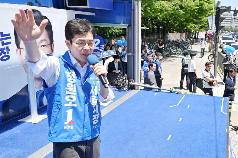정원오 더불어민주당 서울시장 후보가 31일 오후 서울 구로구 고척스카이돔 앞에서 열린 유세 현장에서 지지를 호소하고 있다. (공동취재) 2026.5.31 ⓒ 뉴스1 최지환 기자