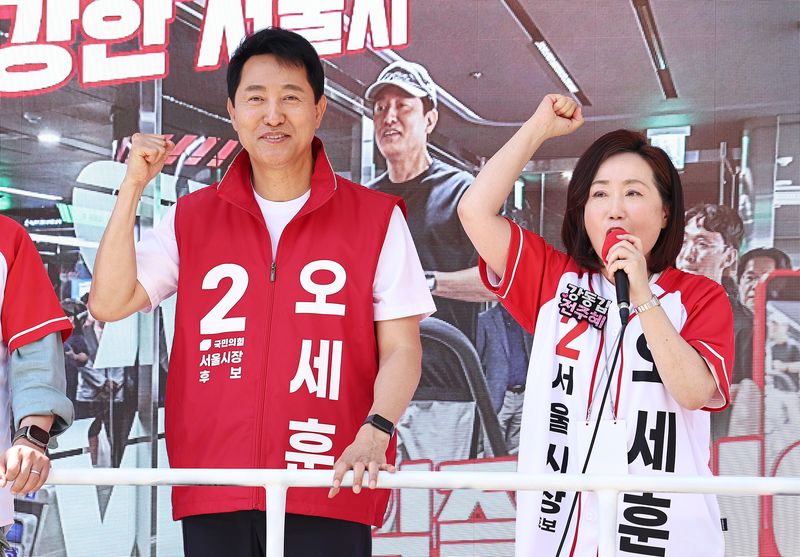 오세훈 국민의힘 서울시장 후보가 31일 서울 강동구 암사종합시장을 찾아 지지를 호소하고 있다. 오른쪽은 전주혜 강동갑 당협위원장. 2026.5.31 ⓒ 뉴스1 구윤성 기자